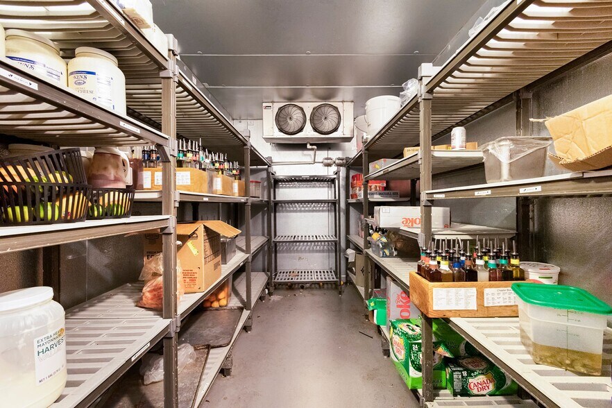 More Photos Of 229 Broadway St, Chico Bar For Sale