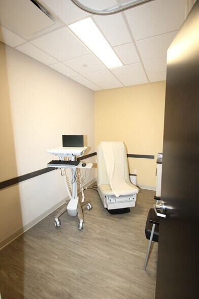 More Photos Of 4 High St, North Andover Office For Lease