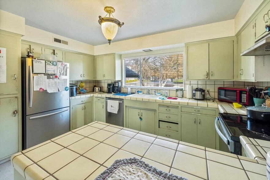 More Photos Of 542 W Browning Ave, Fresno Assisted Living For Sale