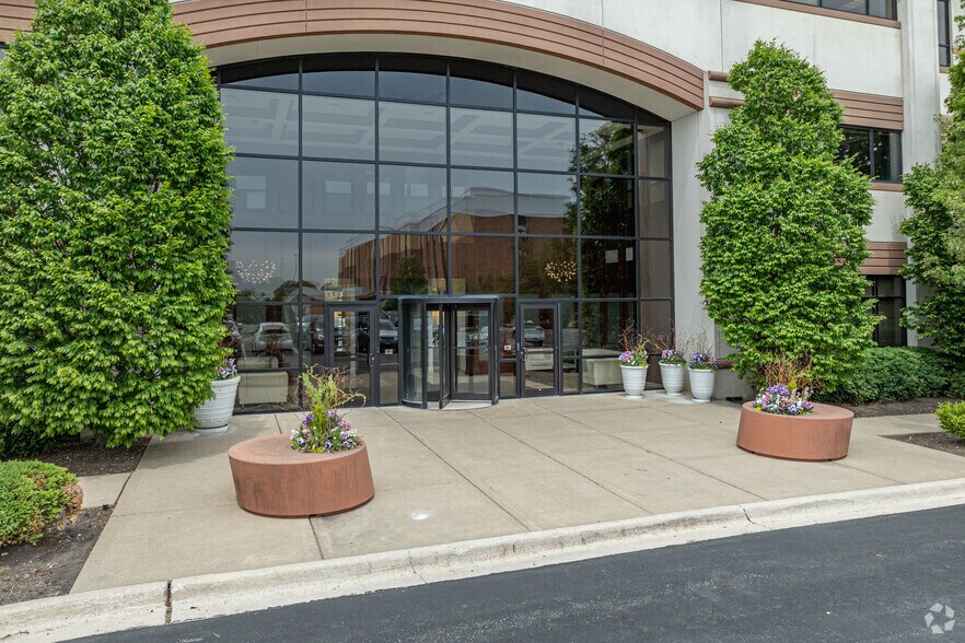 More Photos Of 150 Harvester Dr, Burr Ridge Office For Lease