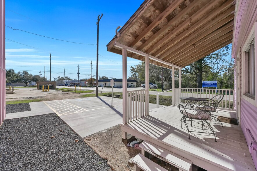 More Photos Of 213 Houston St, Tomball Storefront Retail Office For Lease