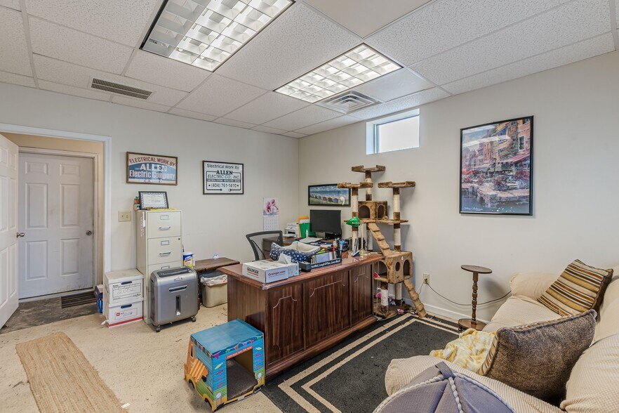 More Photos Of 614 King Arnold St, Hapeville Storefront Retail Office For Sale