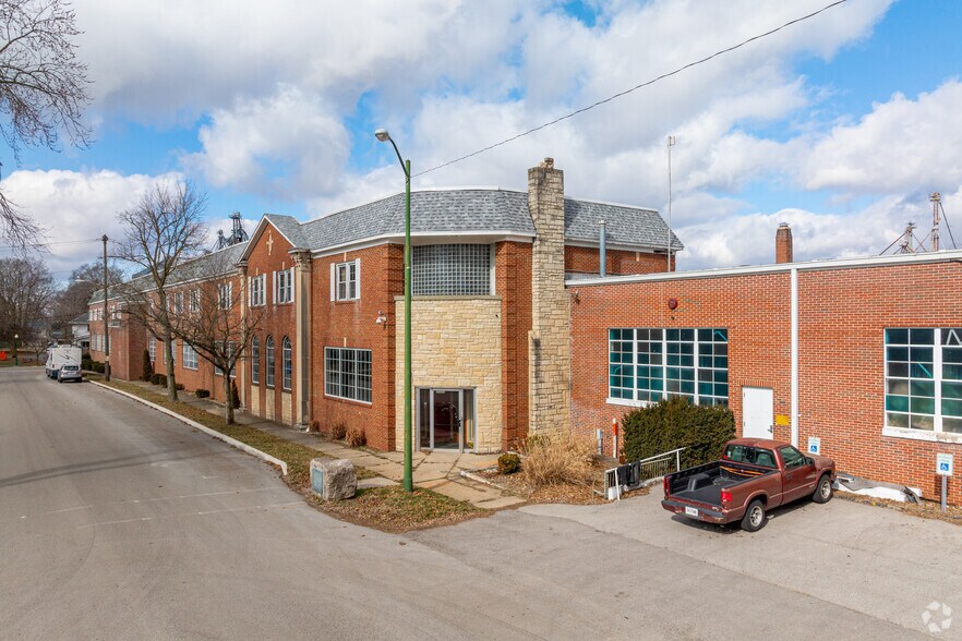 More Photos Of 111 E Broad St, South Whitley Warehouse For Lease