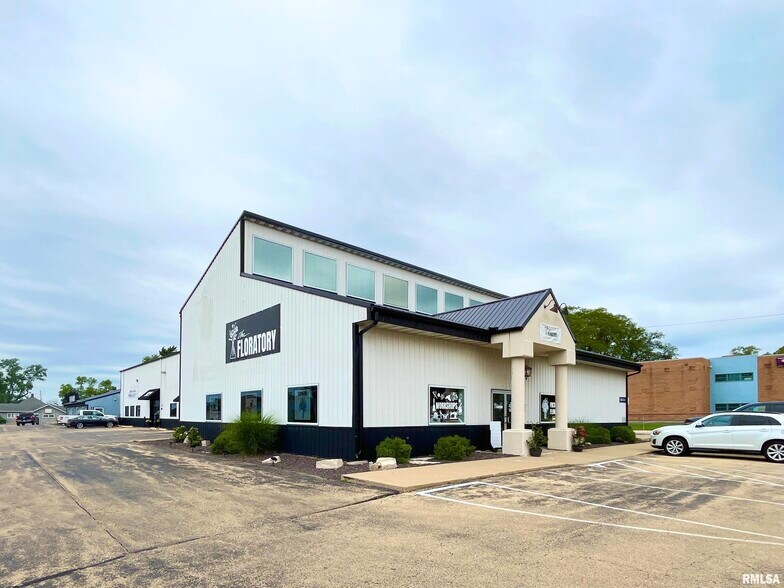 More Photos Of 921 E War Memorial Dr, Peoria Heights General Retail For Lease