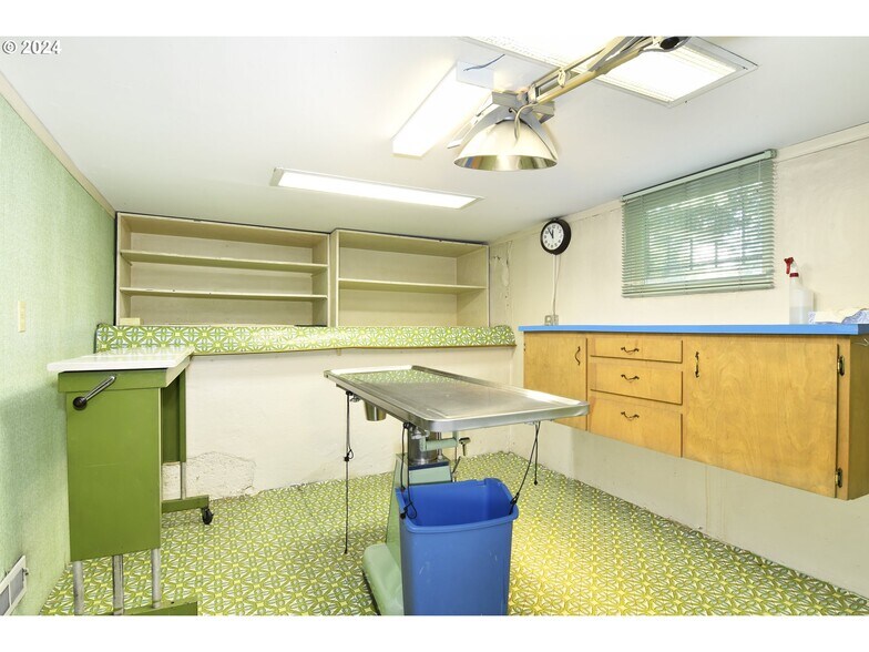 More Photos Of 4608 NE 102nd Ave, Portland Veterinarian Kennel For Sale