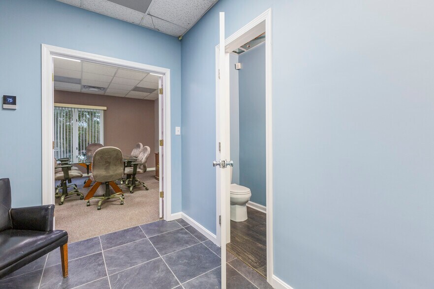 More Photos Of 3044 Breckenridge Ln, Louisville Office Residential For Sale