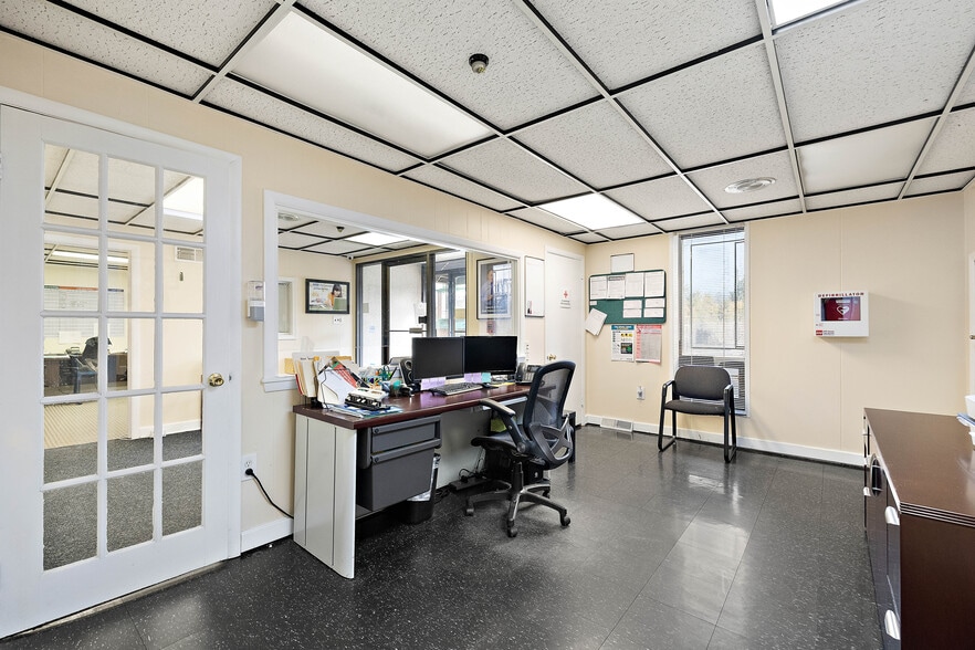 More Photos Of 2400 W 4th St, Wilmington Office For Sale