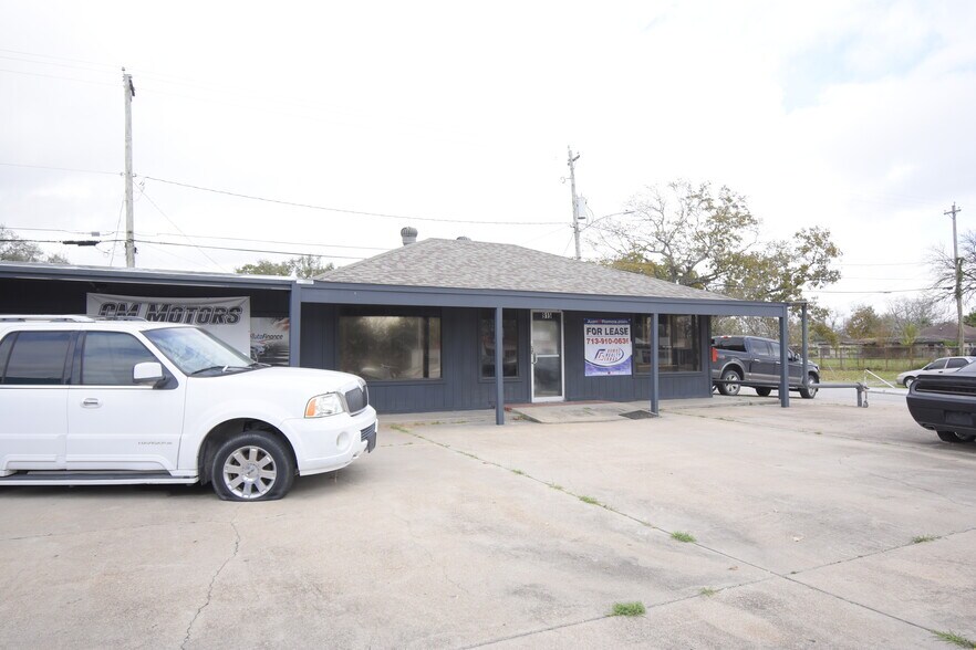More Photos Of 915 Spencer Hwy, South Houston Auto Dealership For Lease