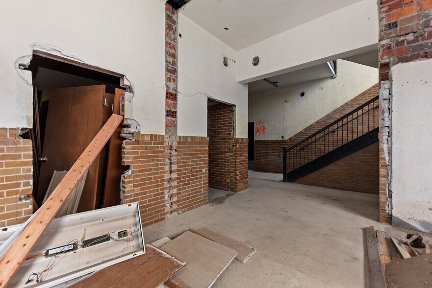 More Photos Of 200 S Green St, Georgetown Loft Creative Space For Sale