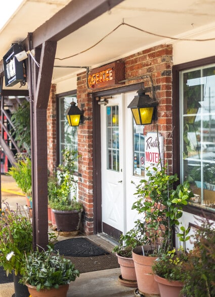 More Photos Of 812 S Bishop Ave, Rolla Hotel For Sale