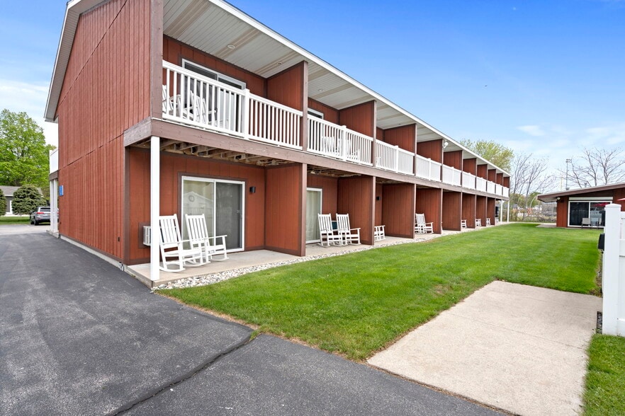 More Photos Of 612 N Lakeshore Dr, Ludington Hotel For Sale