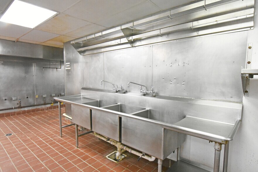 More Photos Of 3939 1st Ave SE, Cedar Rapids Restaurant For Lease