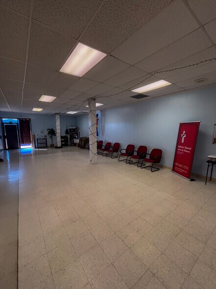 More Photos Of 111 Bowie St, De Kalb General Retail For Sale