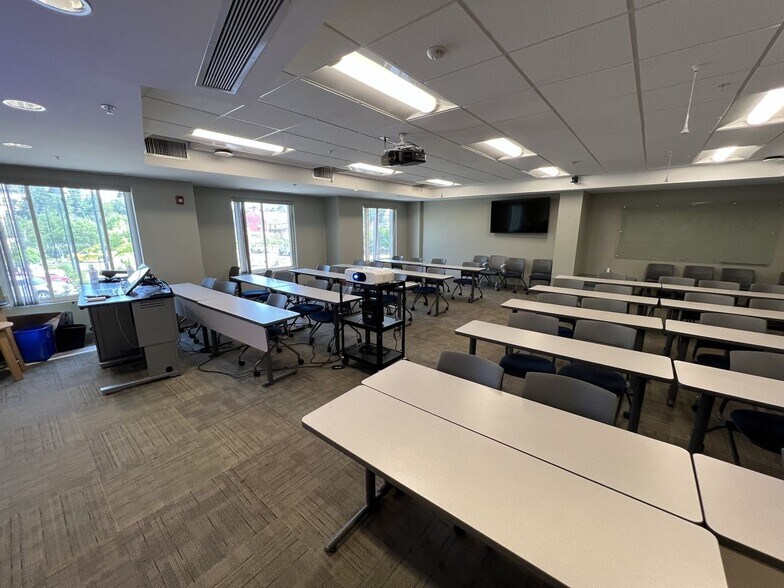 More Photos Of 10 Pettee Brook Ln, Durham Apartments For Lease