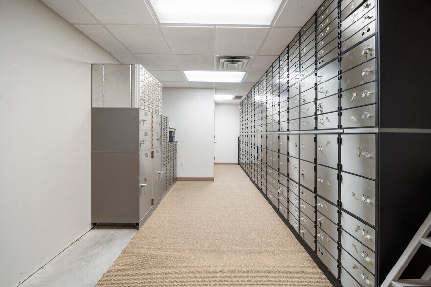 More Photos Of 7447 Riverside Pky, Tulsa Bank For Lease