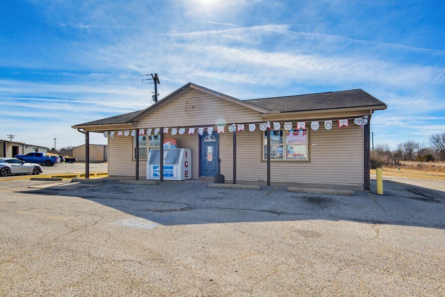 More Photos Of 809 Lester Ln, Rogers General Retail For Sale