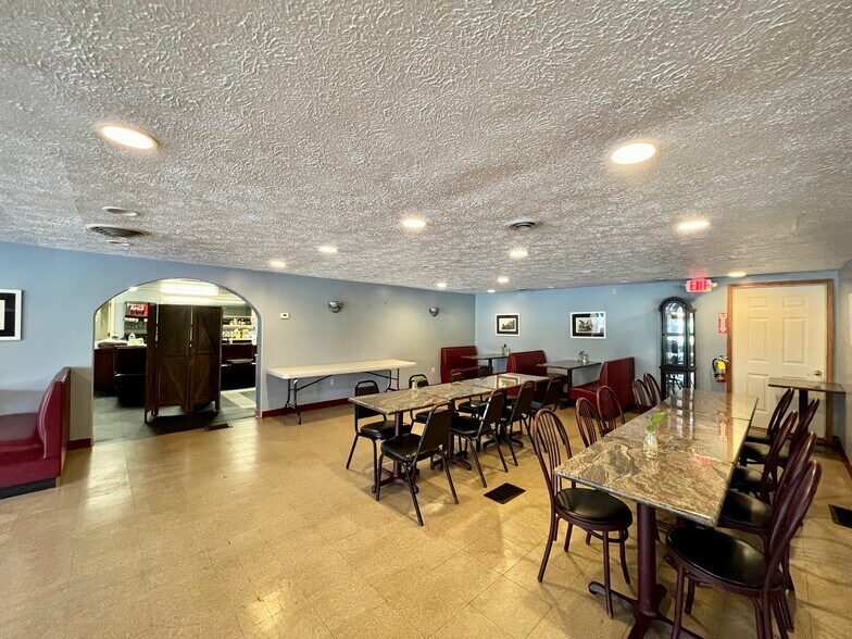 More Photos Of 444 North Ave, Hilton Restaurant For Lease