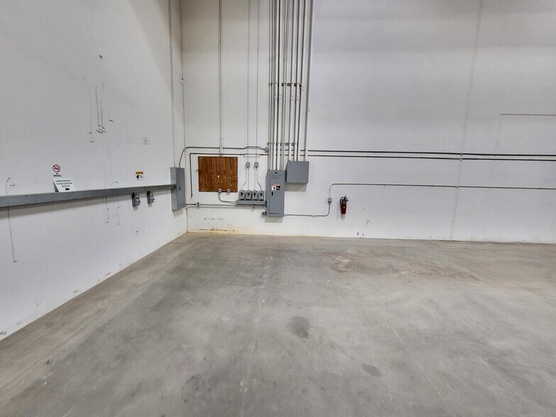 More Photos Of 3326 Ponderosa Way, Las Vegas Warehouse For Lease