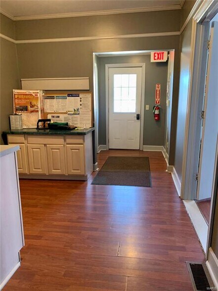 More Photos Of 111 S 10th St, Hannibal Office For Sale