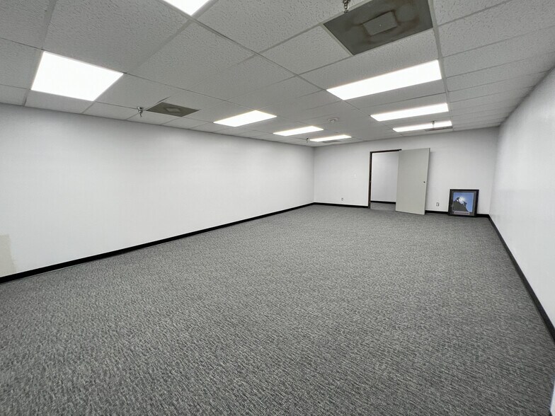 More Photos Of 108 Commercial Cir, Conroe Office Residential For Lease
