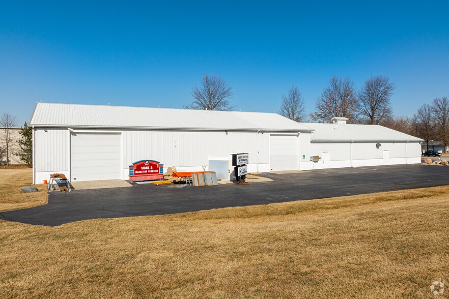 More Photos Of 8421 Mayhew Rd, Fort Wayne Showroom For Lease