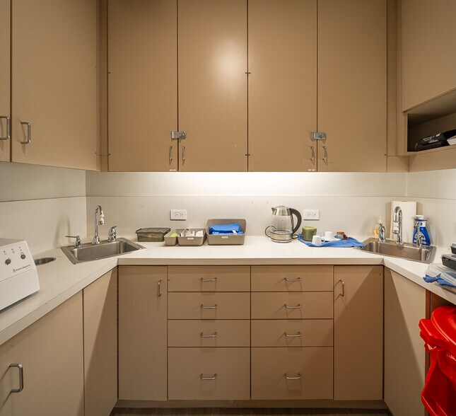 More Photos Of 10724 Riverside Dr, North Hollywood Medical For Lease