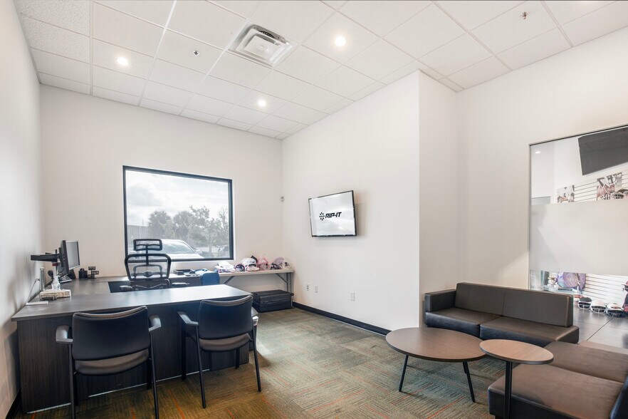 More Photos Of 4855 L B McLeod Rd, Orlando Warehouse For Sale