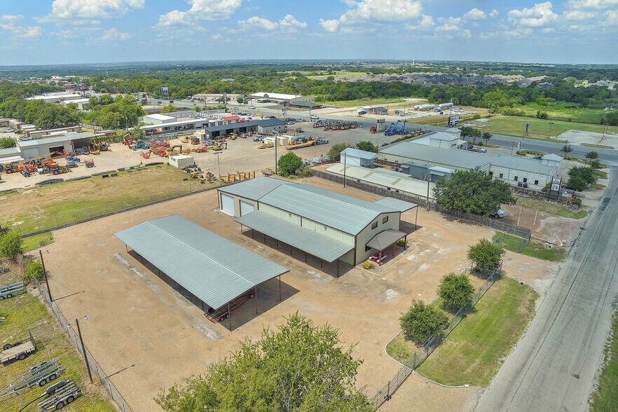 More Photos Of 202 Daisy Dr, Granbury Manufacturing For Sale