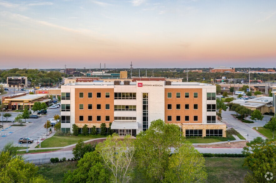More Photos Of 900 Jerome St, Fort Worth Medical For Lease
