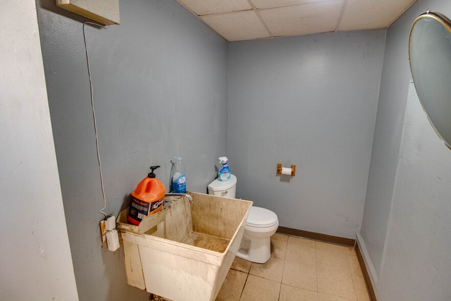 More Photos Of 808 E Broadway, Alton Specialty For Sale