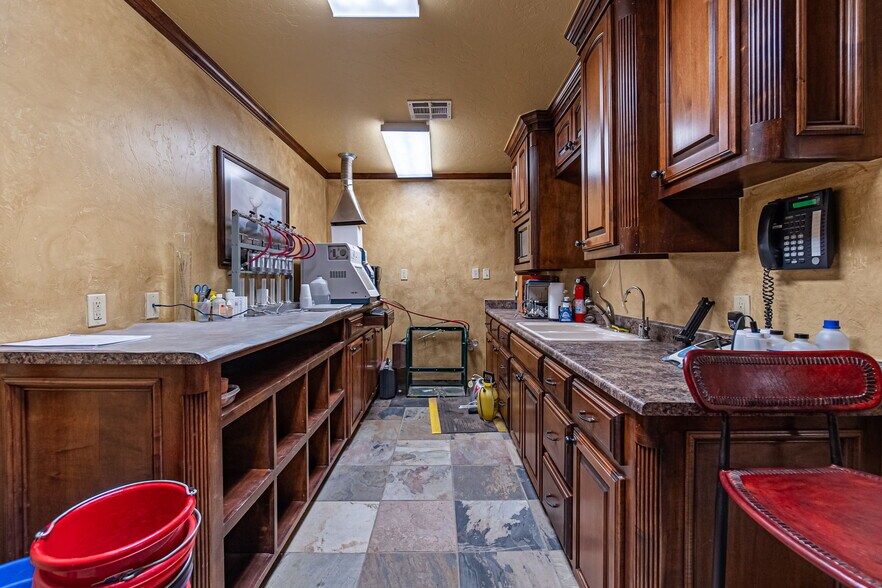 More Photos Of 1530 SW 89th St, Oklahoma City Office For Sale