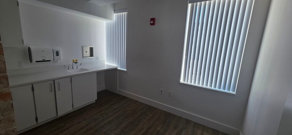 More Photos Of 1110 Central Ave, Saint Petersburg Medical For Lease