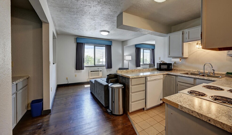 More Photos Of 702 Scott St, Gardiner Hotel For Sale