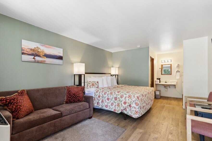 More Photos Of 910 River Rd, Wisconsin Dells Hotel For Sale