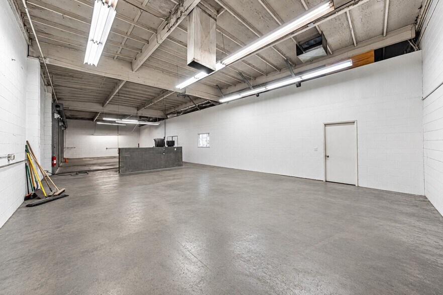 More Photos Of 960 W Holt Blvd, Ontario Freestanding For Sale