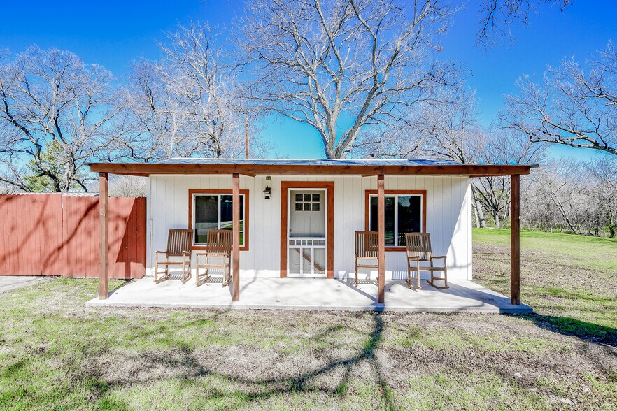 More Photos Of 512 N Travis St, Granbury Hospitality For Sale