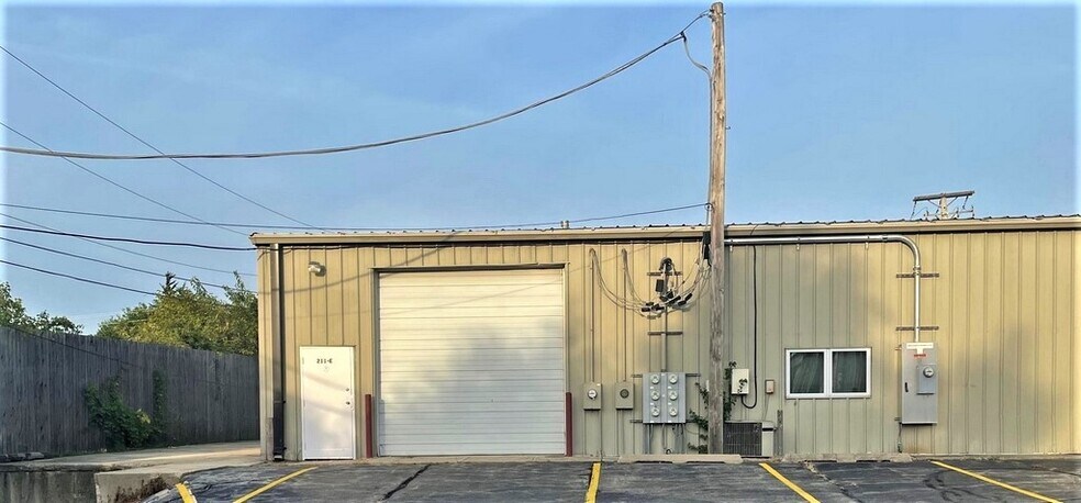 More Photos Of 211 E Higgins Rd, Gilberts Manufacturing For Lease