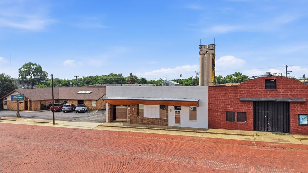 More Photos Of 118 W Chestnut St, Denison Office For Sale
