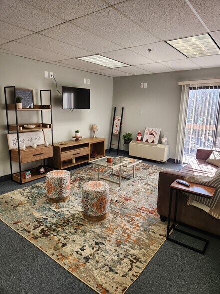 More Photos Of 450 Maple Ave E, Vienna Unknown For Lease
