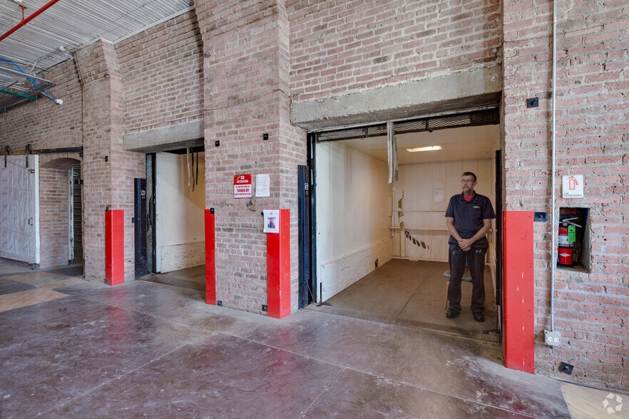 More Photos Of 3636 S Iron St, Chicago Light Distribution For Sale