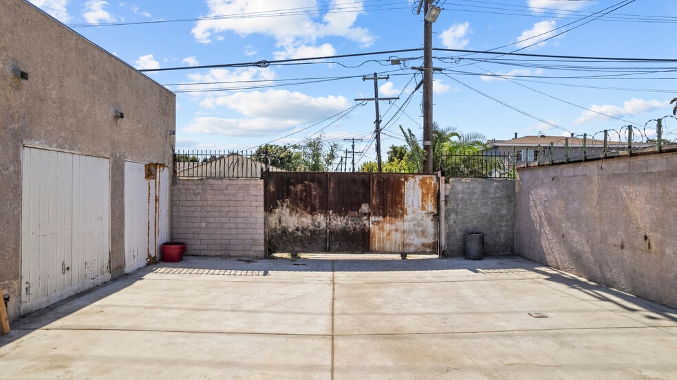 More Photos Of 9511 S San Pedro St, Los Angeles Office Residential For Sale