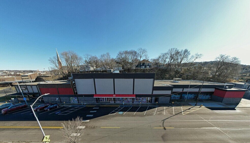 More Photos Of 7 S 4th St, Council Bluffs Health Club For Lease