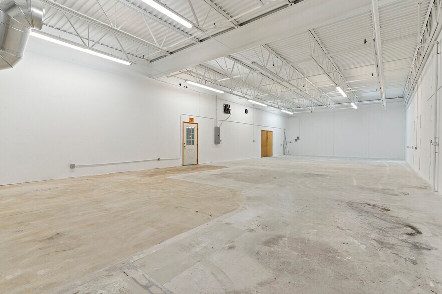 More Photos Of 405 Commerce Ct, Vadnais Heights Manufacturing For Sale