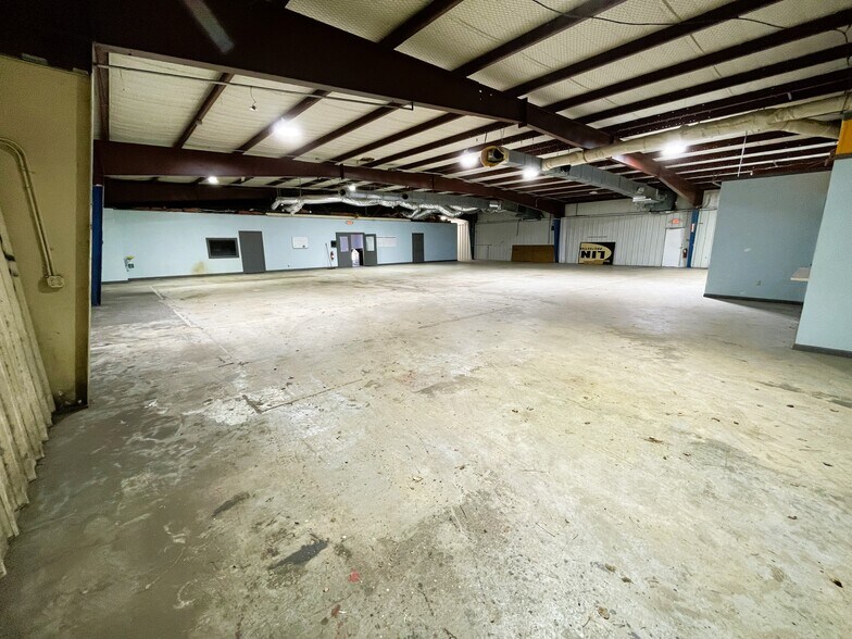 More Photos Of 11190 State Highway 64 E, Tyler Showroom For Lease