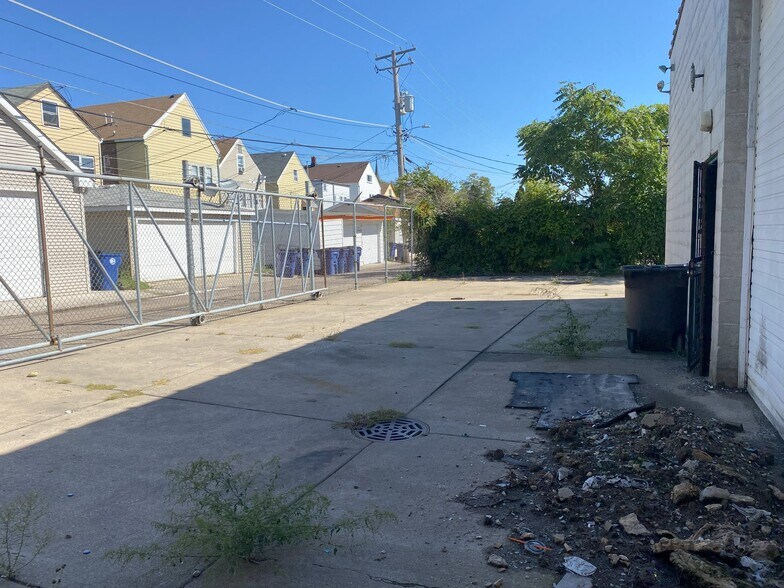 More Photos Of 5424-5428 25th St, Cicero Industrial For Sale