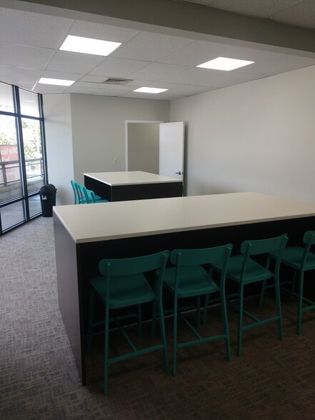 More Photos Of 470 Bank St, New London Storefront Retail Office For Lease