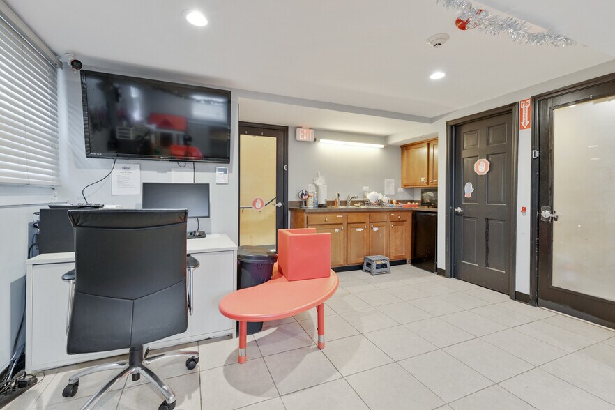 More Photos Of 275 W Dundee Rd, Buffalo Grove Medical For Sale