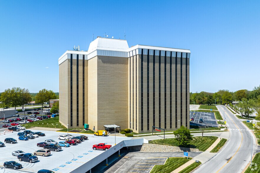 More Photos Of 5700 Broadmoor St, Mission Office For Lease