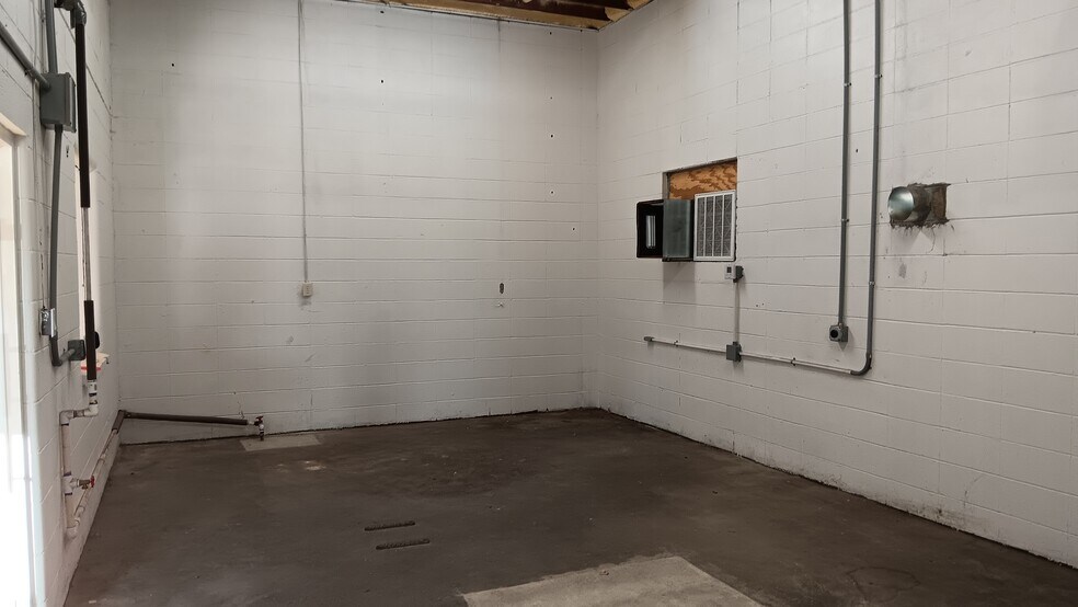 More Photos Of 215 S 14th St, Sarcoxie Showroom For Sale