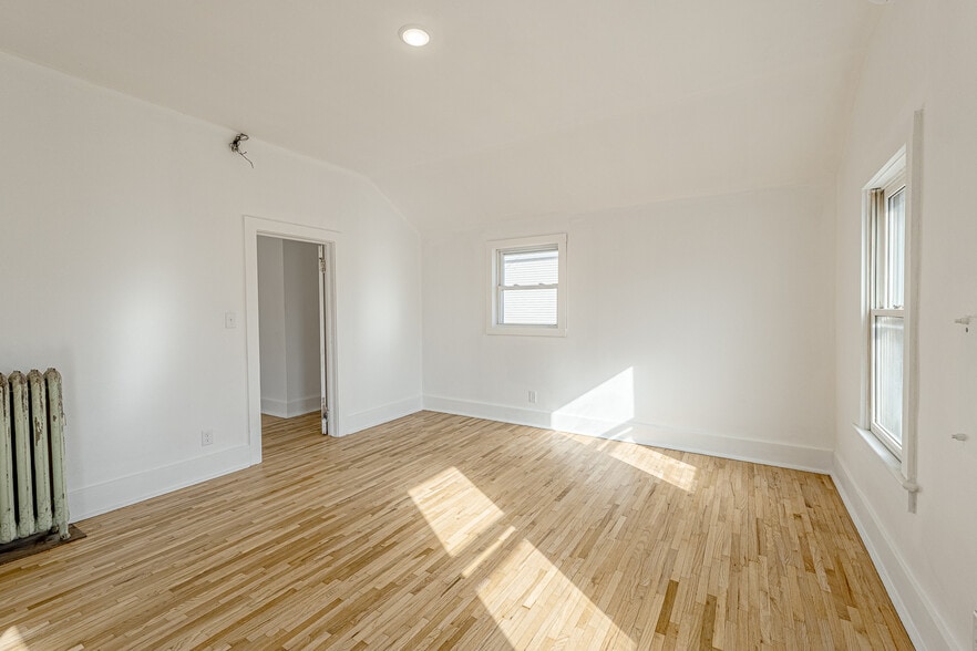 More Photos Of 127 W Main St, Belleville Restaurant For Sale